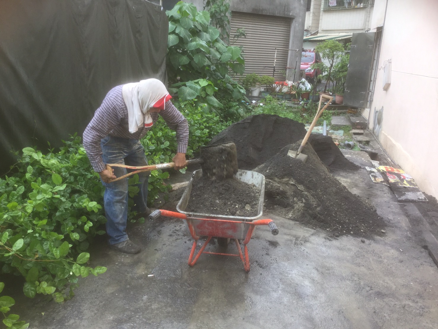 翻沙混水泥施工